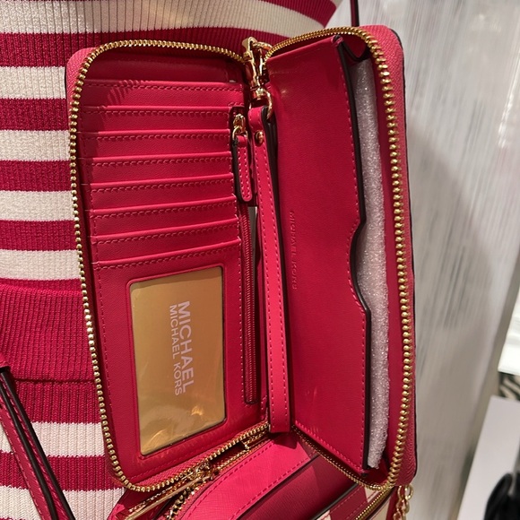 MICHAEL KORS LARGE FLAT MULTIFUNCTION PHONE CASE WALLET WRISTLET 
ELECTRIC PINK - Picture 6 of 16